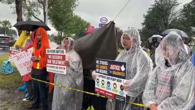 Иностранные студенты в Эдмонтоне протестуют против отказа в разрешениях на работу после окончания учебы